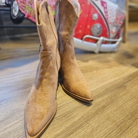 Boots santiags CAMEL brodées Les chaussures boho chic